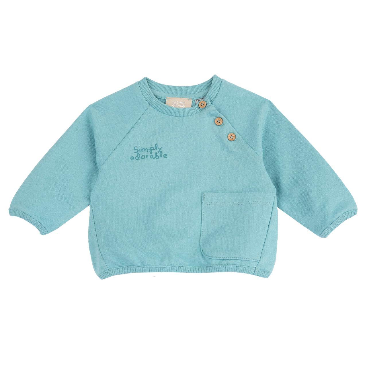 Felpa girocollo verde per bambino in cotone sostenibile con grafica stampata e bottoncini effetto legno sulla spalla, parte della collezione Chicco. | Chicco