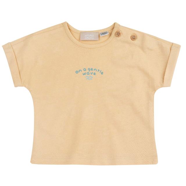 Maglietta a manica corta gialla per bambini Chicco in morbido cotone con stampa grafica e bottoni effetto legno sulla spalla. | Chicco
