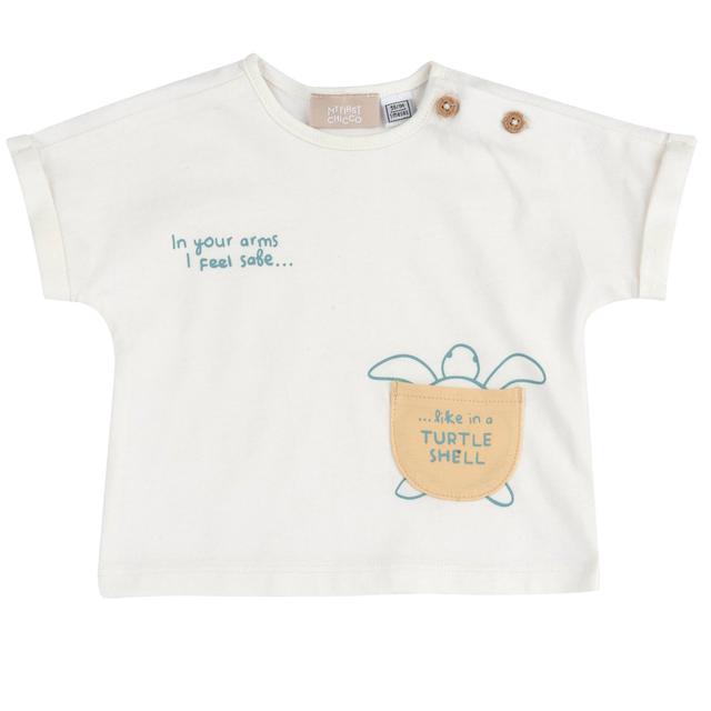 Maglietta bianca a manica corta Chicco per bambino in jersey di cotone sostenibile, con grafica stampata, tasca applicata e apertura sulla spalla con bottoni effetto legno. | Chicco