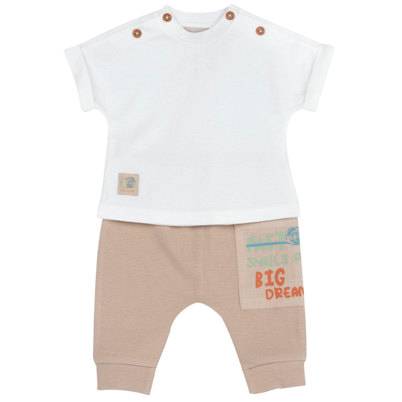 Completo unisex Chicco in morbido jersey di cotone elasticizzato e piquet, maglietta bianca manica corta con bottoni effetto legno e pantaloni lunghi con polsini elasticizzati, grafica stampata. | Chicco