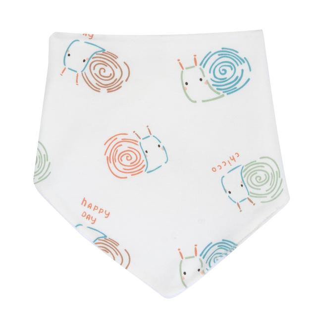 Bavaglino triangolare Chicco in jersey di cotone elasticizzato beige con stampa lumachine, retro in spugna e bottoni automatici. | Chicco