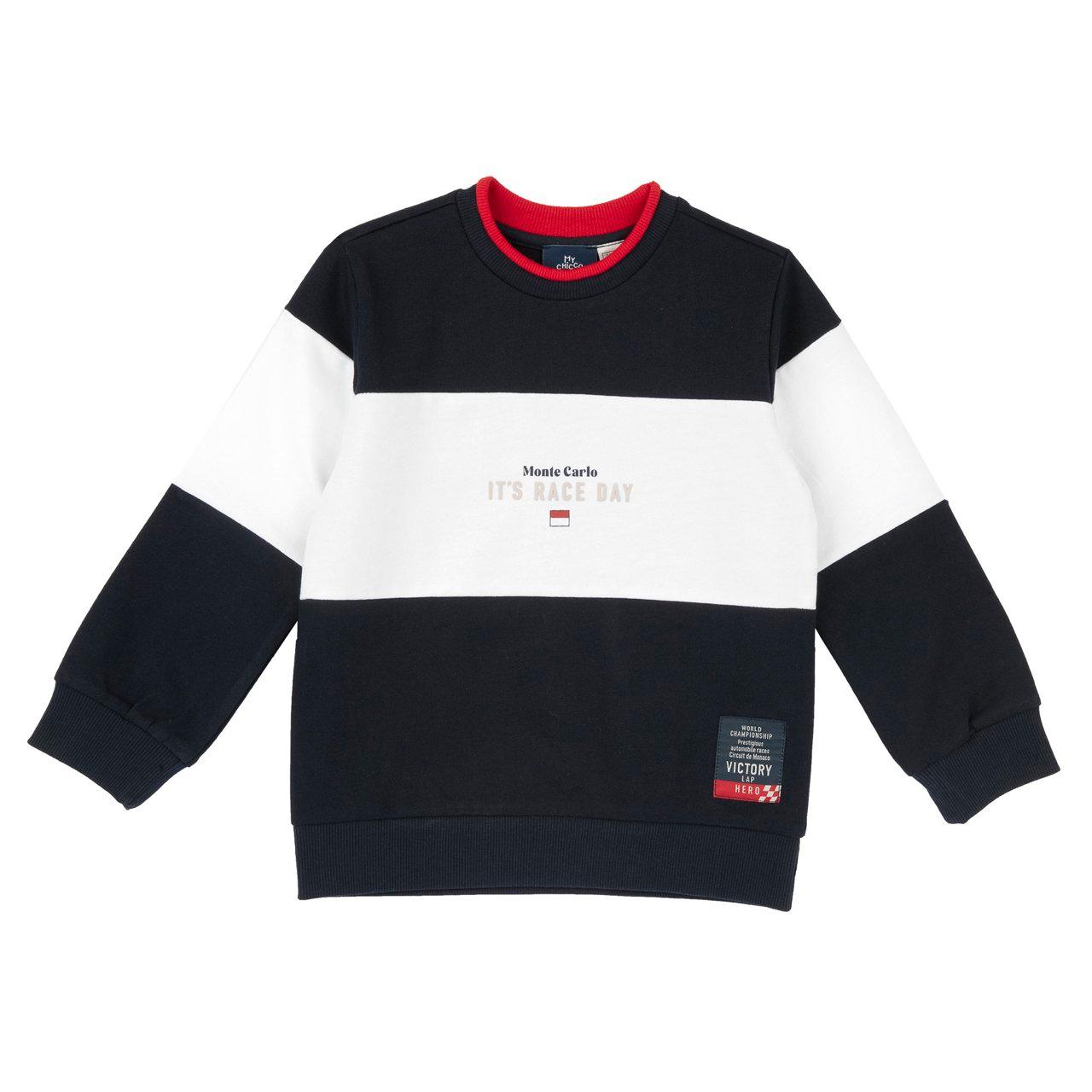 Felpa girocollo blu per bambino Chicco in cotone sostenibile con inserti color block e stampa a rilievo sul davanti. | Chicco