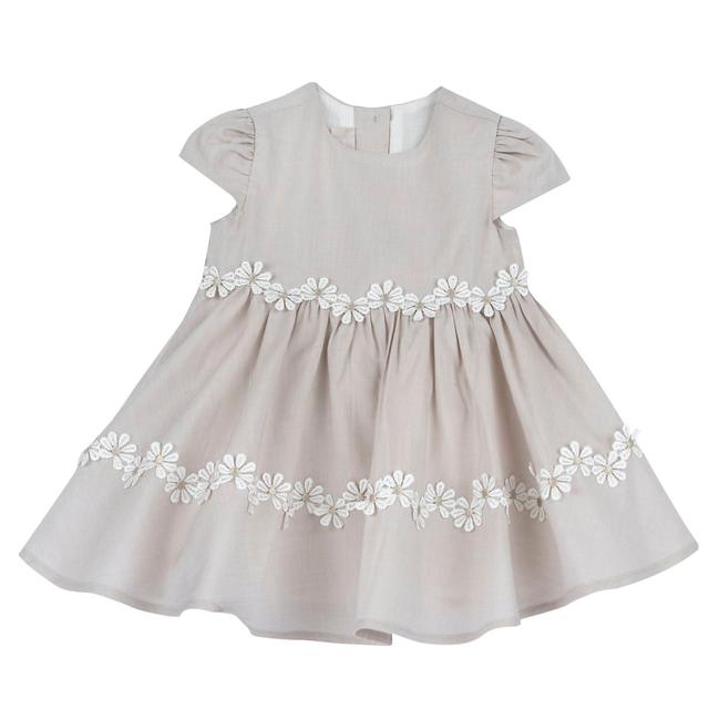 Vestito bianco girocollo Chicco per bambina con maniche ad aletta, nastro con margherite e bottoni a fiore effetto madreperla. | Chicco
