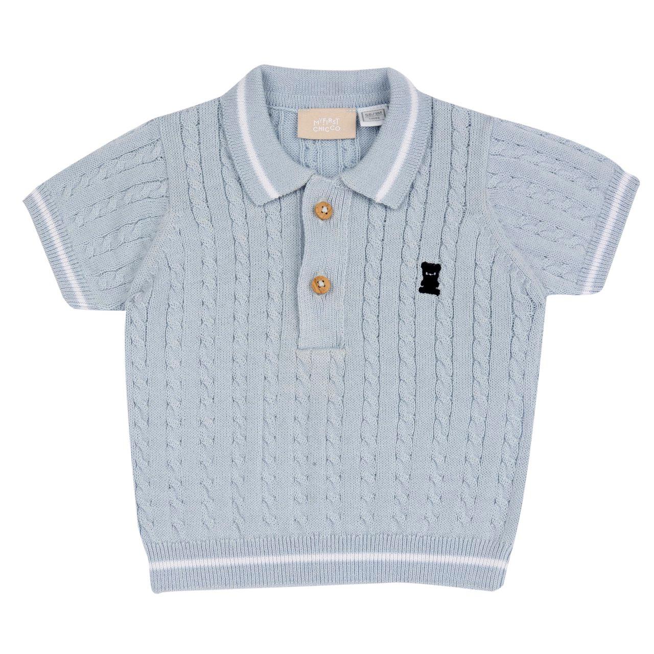 Polo manica corta in maglia di cotone azzurro per bambino Chicco con disegno a trecce verticali, colletto e fondo a righe a contrasto e ricamo orsetto blu. | Chicco