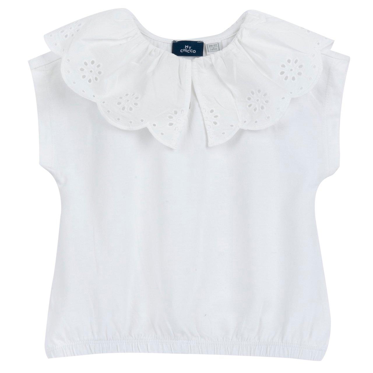 Maglietta bianca a manica corta per bambina Chicco con ampio collo in Sangallo smerlato ed elastico al fondo, in jersey elasticizzato sostenibile. | Chicco