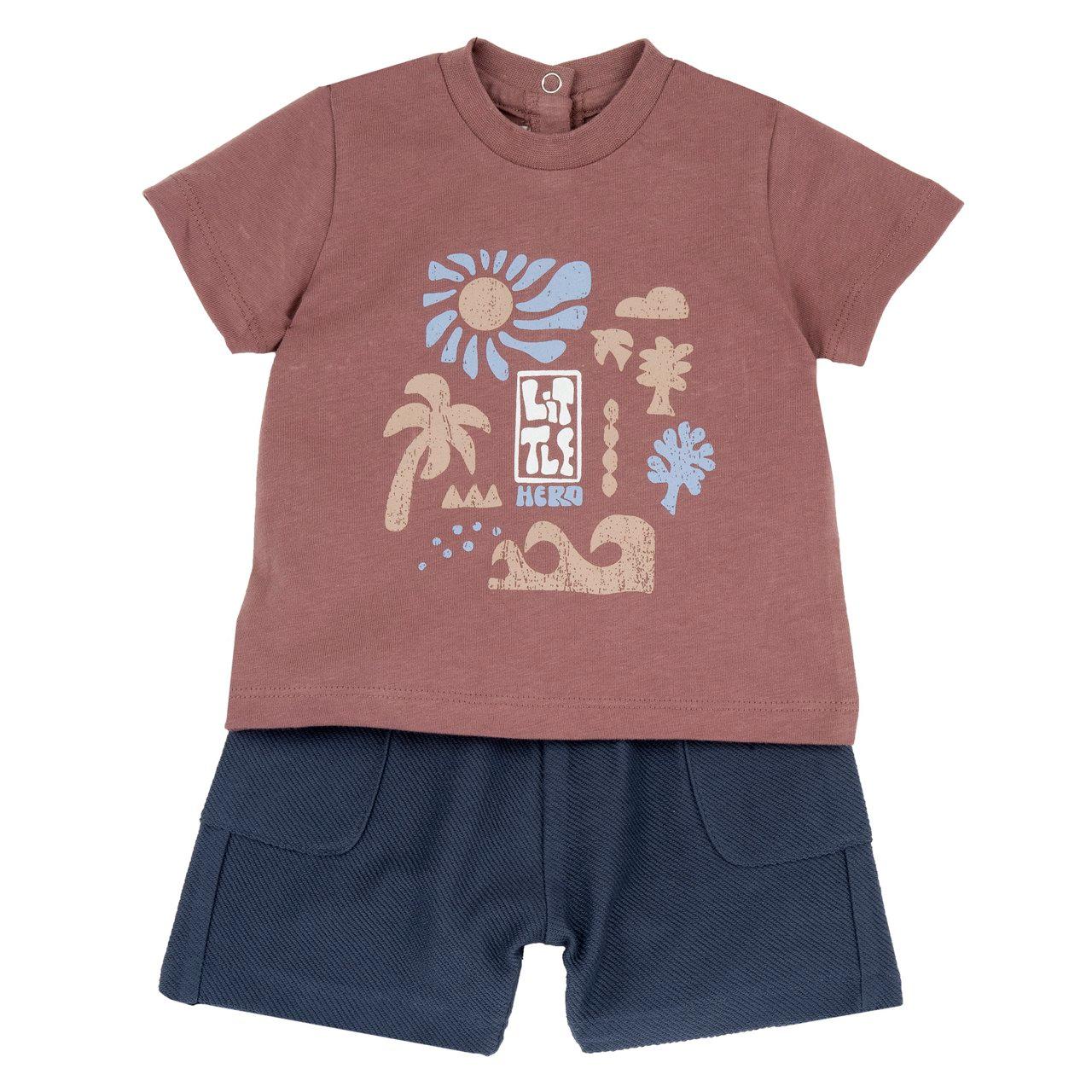 Completo azzurro Chicco per bambino con maglietta a manica corta con stampa vintage e pantaloni corti in maglia con effetto diagonale. | Chicco