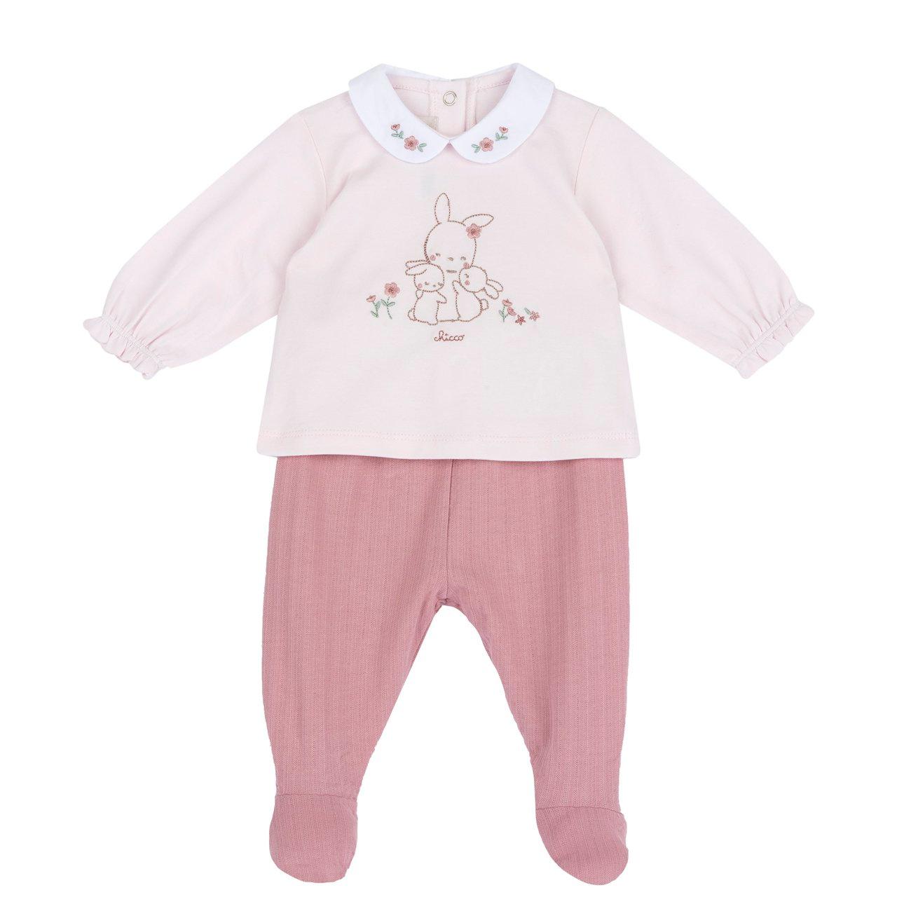Completo maglia e pantaloni rosa con piedini per bambina Chicco in morbido jersey di cotone elasticizzato e jacquard, con ricamo sul collo e grafica ricamata. | Chicco