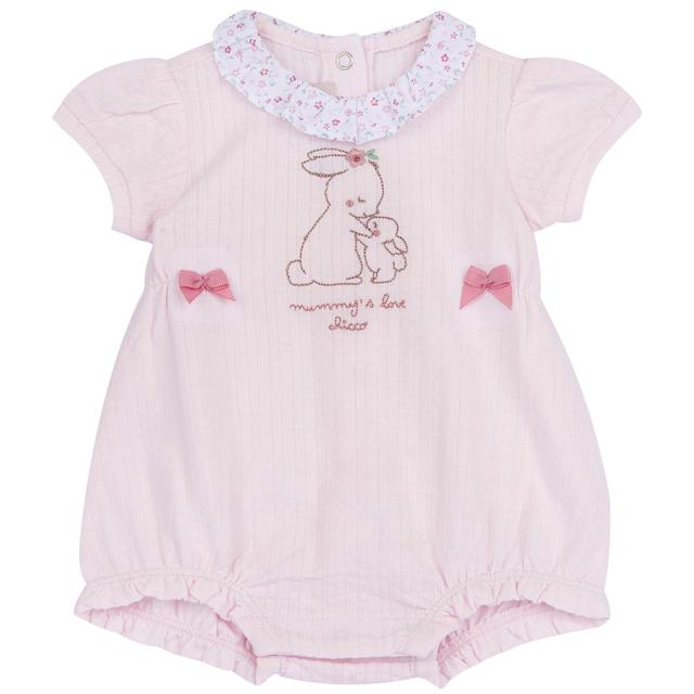 Pagliaccetto corto rosa in morbido jersey di cotone sostenibile per bambina, con dettagli floreali, ricami, collo a corolla e fiocchi. | Chicco