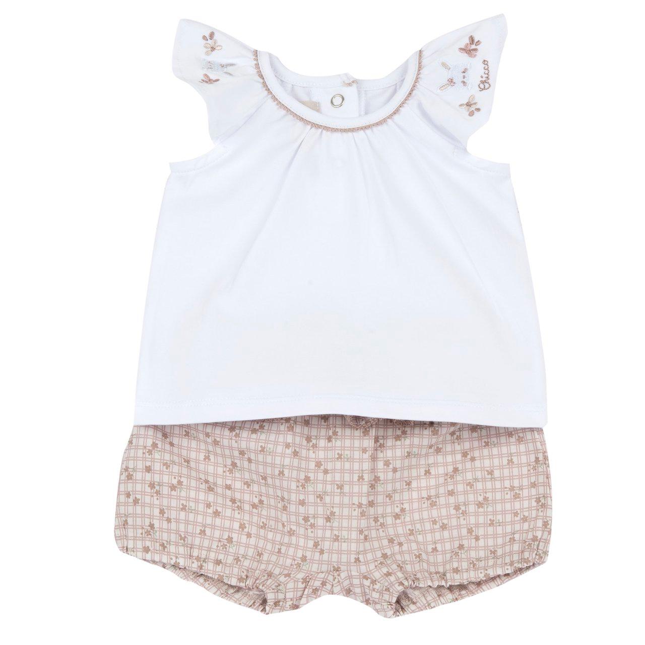 Completo Chicco beige per bambina in morbido jersey di cotone elasticizzato e mussola, con maglietta a manica corta e pantaloni corti a fantasia vivace. | Chicco