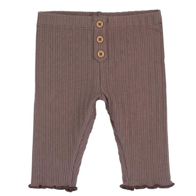 Leggings lunghi marroni a costina per bambina Chicco con bottoncini effetto legno e volant sul fondo gamba, in cotone sostenibile. | Chicco