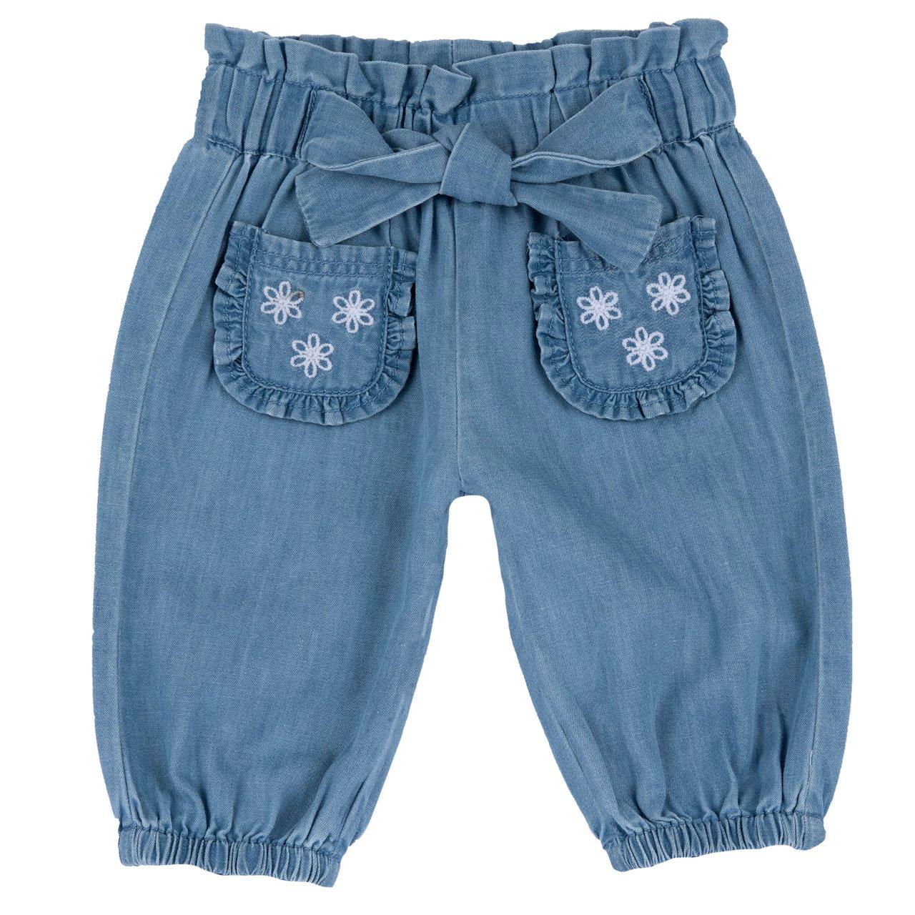 Pantaloni lunghi in denim azzurro per bambina Chicco con ricami floreali, vita elasticizzata e fiocco, realizzati in cotone sostenibile. | Chicco