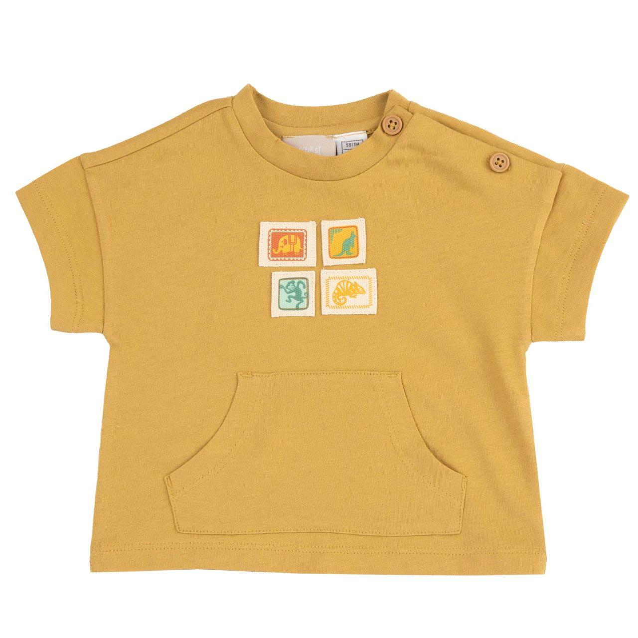 Maglietta a manica corta gialla per bambino in morbido jersey di cotone, con collo elasticizzato, maniche scese e tasca a marsupio, parte della collezione Chicco. | Chicco