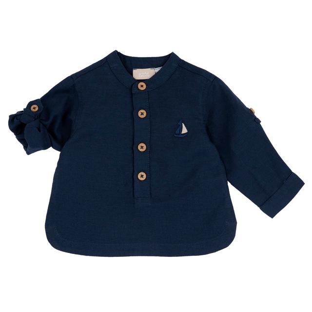 Camicia blu a manica lunga per bambino Chicco in popeline di cotone tinto filo, con collo alla coreana e bottoni effetto legno, ricamo barchetta sul petto. | Chicco