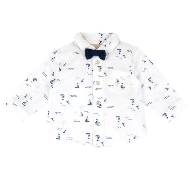 Camicia a manica lunga Chicco per bambino in popeline di cotone sostenibile, con stampa fantasia di barchette a vela stile acquarello su sfondo bianco e papillon blu rimovibile. | Chicco