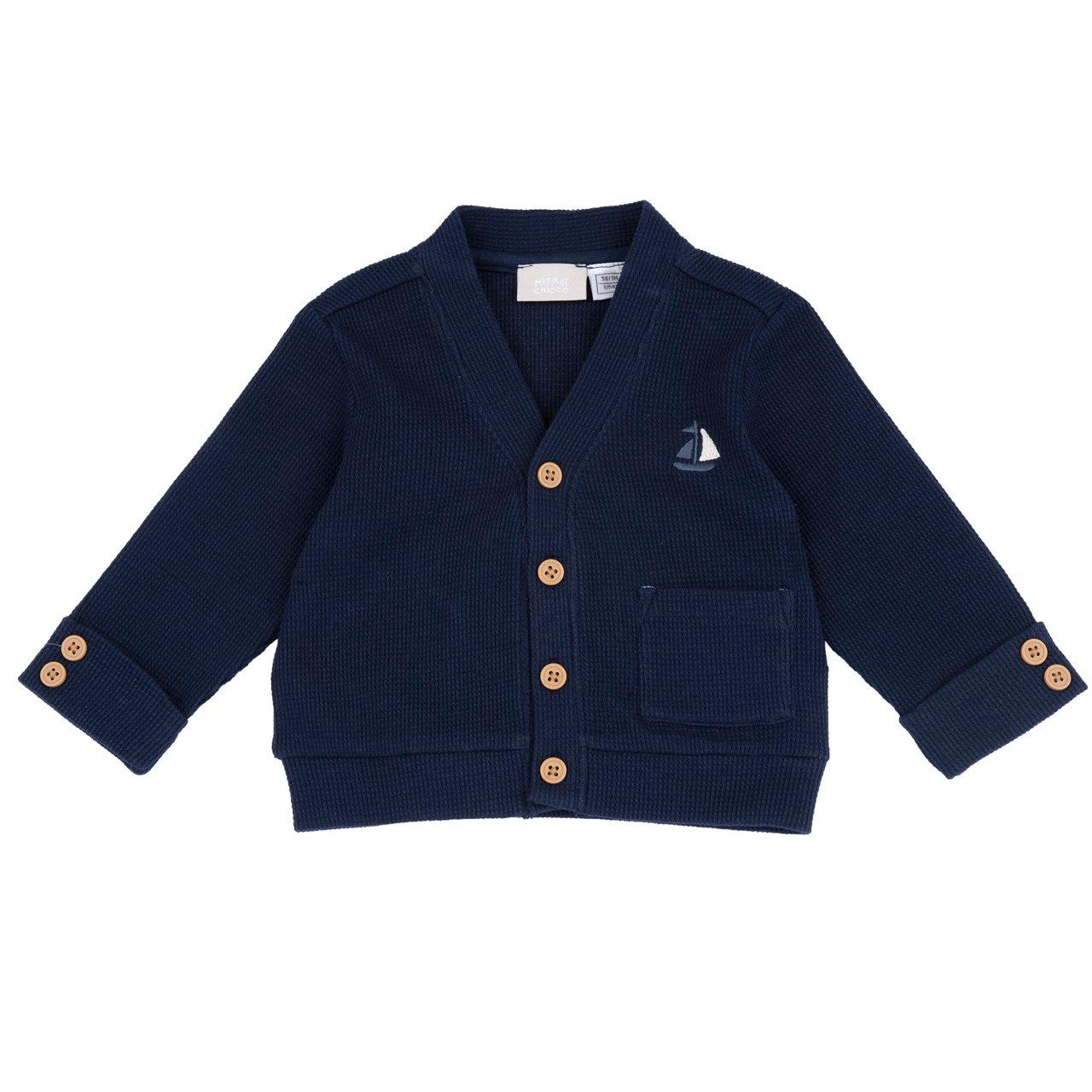 Cardigan blu in maglia operata effetto nido d'ape per bambino Chicco con bottoni beige, ricamo a barchetta e taschino frontale. | Chicco