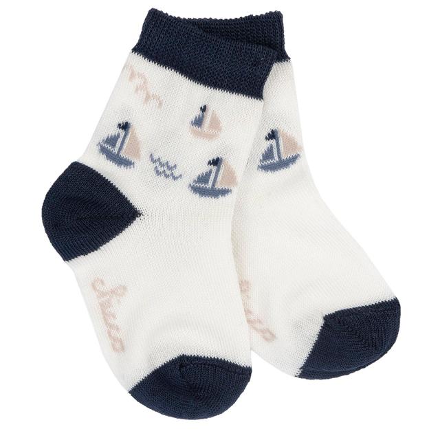 Calzini Chicco in cotone mercerizzato bianco per bambini, con fantasia jacquard di barchette e dettagli blu su polsino, punta e tallone, ideali per primavera/estate. | Chicco