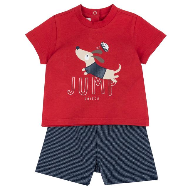 Completo estivo per bambino Chicco con maglietta rossa a manica corta con stampa cagnolino e pantaloni corti a spighetta bianca in cotone sostenibile. | Chicco