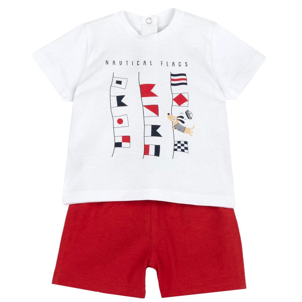 Completo estivo Chicco per bambini in morbido cotone bianco con maglietta a manica corta e pantaloni corti, caratterizzato da una vivace stampa di bandierine sul top. | Chicco