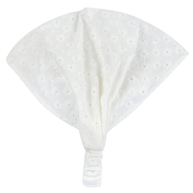 Bandana in sangallo viola per bambina con fantasia di conchiglie, realizzata in 100% cotone e dotata di elastico adattabile per una vestibilità comoda. | Chicco