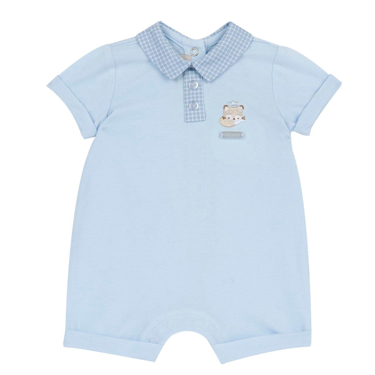Pagliaccetto corto azzurro Chicco in morbido jersey di cotone elasticizzato con colletto a quadretti e dettagli ricamati, ideale per primavera/estate. | Chicco
