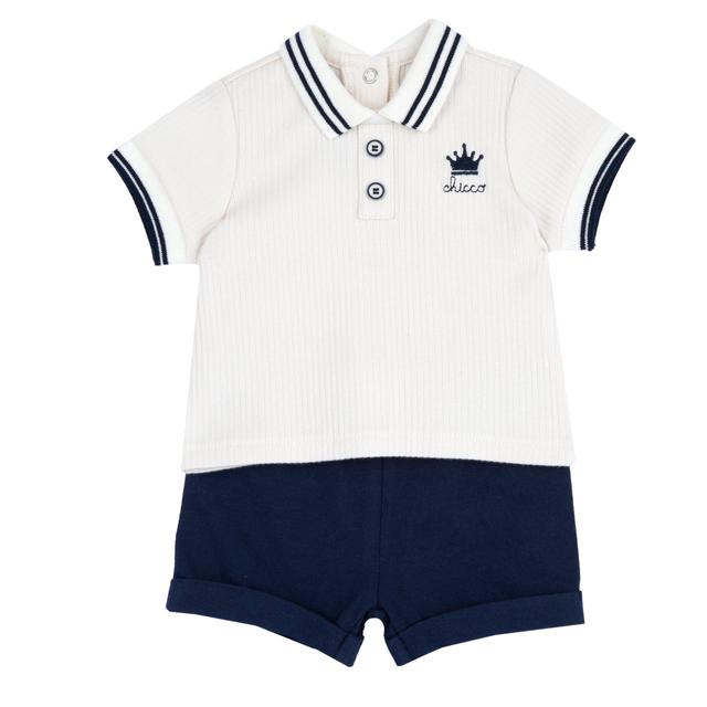 Completo Chicco per bambino composto da polo bianca con colletto a righe e logo ricamato, e pantaloni corti in morbido cotone elasticizzato sostenibile. | Chicco