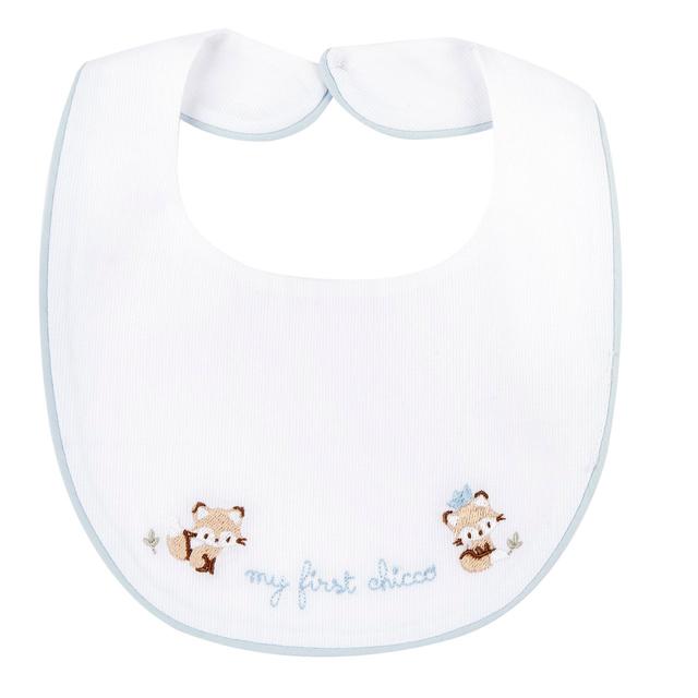 Bavaglino Chicco azzurro in piquet di cotone sostenibile con ricamo delicato e chiusura a bottoncino, ideale per primavera/estate. | Chicco