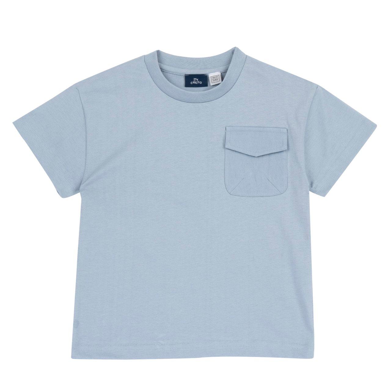 Maglietta azzurra a manica corta in cotone sostenibile per bambino Chicco con tasca e stampa sul retro, certificata Oeko-Tex. | Chicco