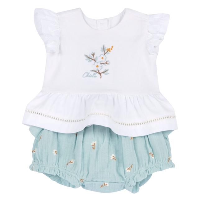 Completo Chicco verde per bambina con maglietta a maniche ad aletta e ricamo floreale, abbinato a pantaloni corti in garza di cotone con fantasia di fiorellini. | Chicco