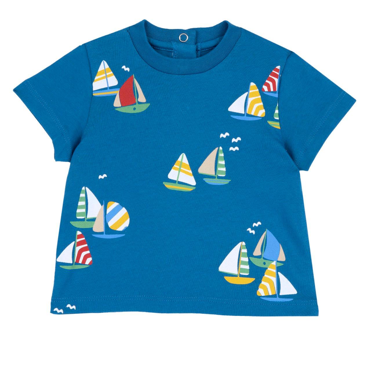 Maglietta a manica corta azzurra per bambino con fantasia di barchette in jersey di cotone 100%, parte della collezione Chicco. | Chicco