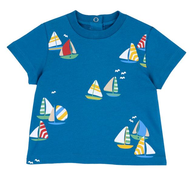 Maglietta a manica corta azzurra per bambino con fantasia di barchette in jersey di cotone 100%, parte della collezione Chicco. | Chicco