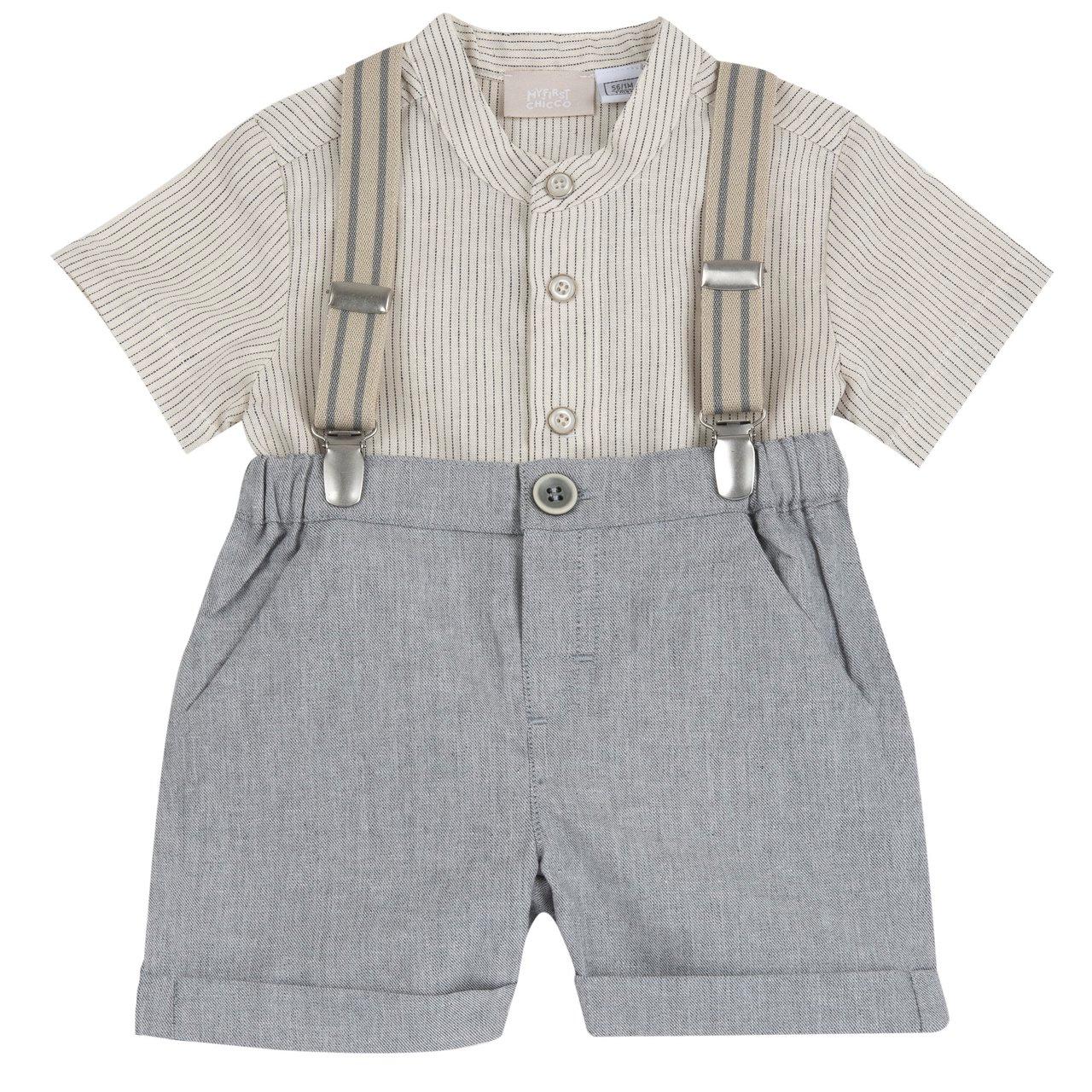 Completo estivo grigio per bambino Chicco composto da camicia a righe in cotone-lino con collo alla coreana e pantaloni in twill con bretelle. | Chicco