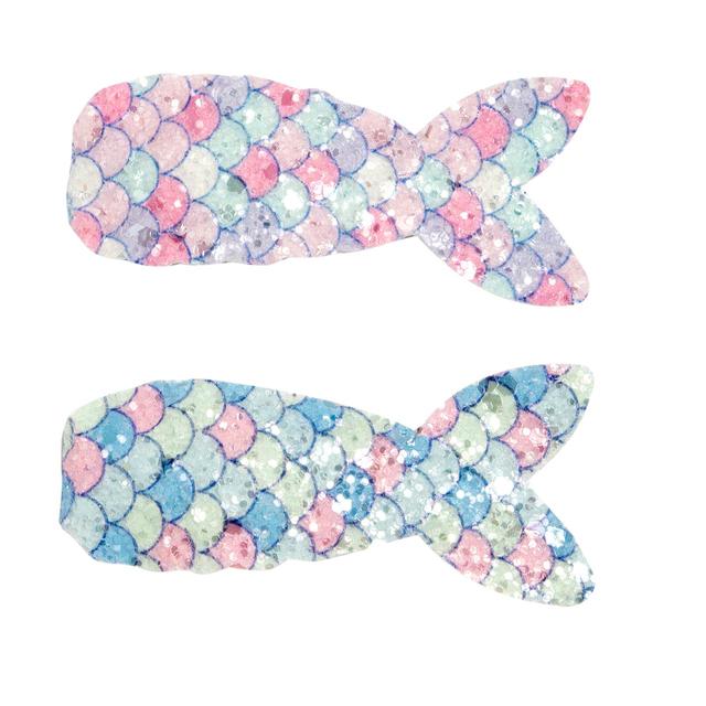 Set due mollette Chicco a forma di pesce per bambina, con paillettes multicolore che imitano le squame, ideali per capelli e accessori primavera/estate. | Chicco