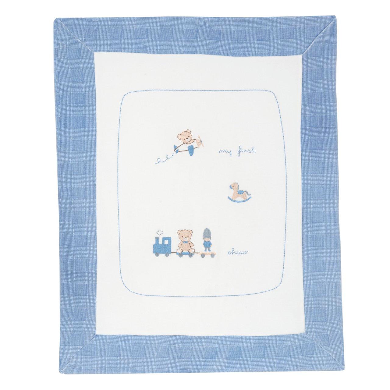 Coperta azzurra in ciniglia per carrozzina Chicco, 80x64 cm, con grafica Principe di Galles, applicazione e ricamo, sfoderabile e certificata Oeko-Tex. | Chicco