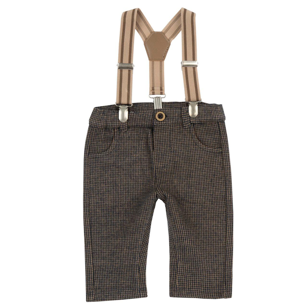 Pantaloni lunghi marroni Chicco da bambino in misto cotone elasticizzato con fantasia micro pied de poule, bretelle regolabili e removibili e bottone effetto legno. | Chicco