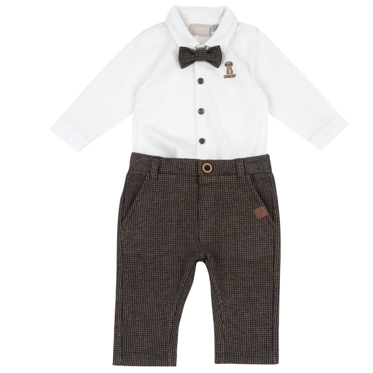 Completo body camicia marrone Chicco per bambino, con body a manica lunga in popeline e jersey di cotone, ricamo sul petto e papillon removibile, abbinato a pantaloni lunghi fantasia con girovita elasticizzato. | Chicco
