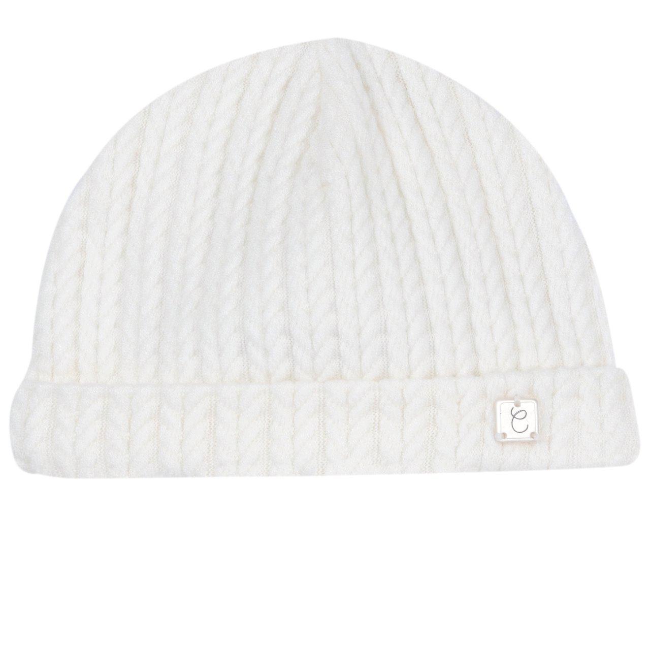 Cappello Chicco unisex con risvolto in maglia jacquard color bianco, lavorazione a trecce e medaglietta effetto madreperla, ideale per neonati e bambini. | Chicco
