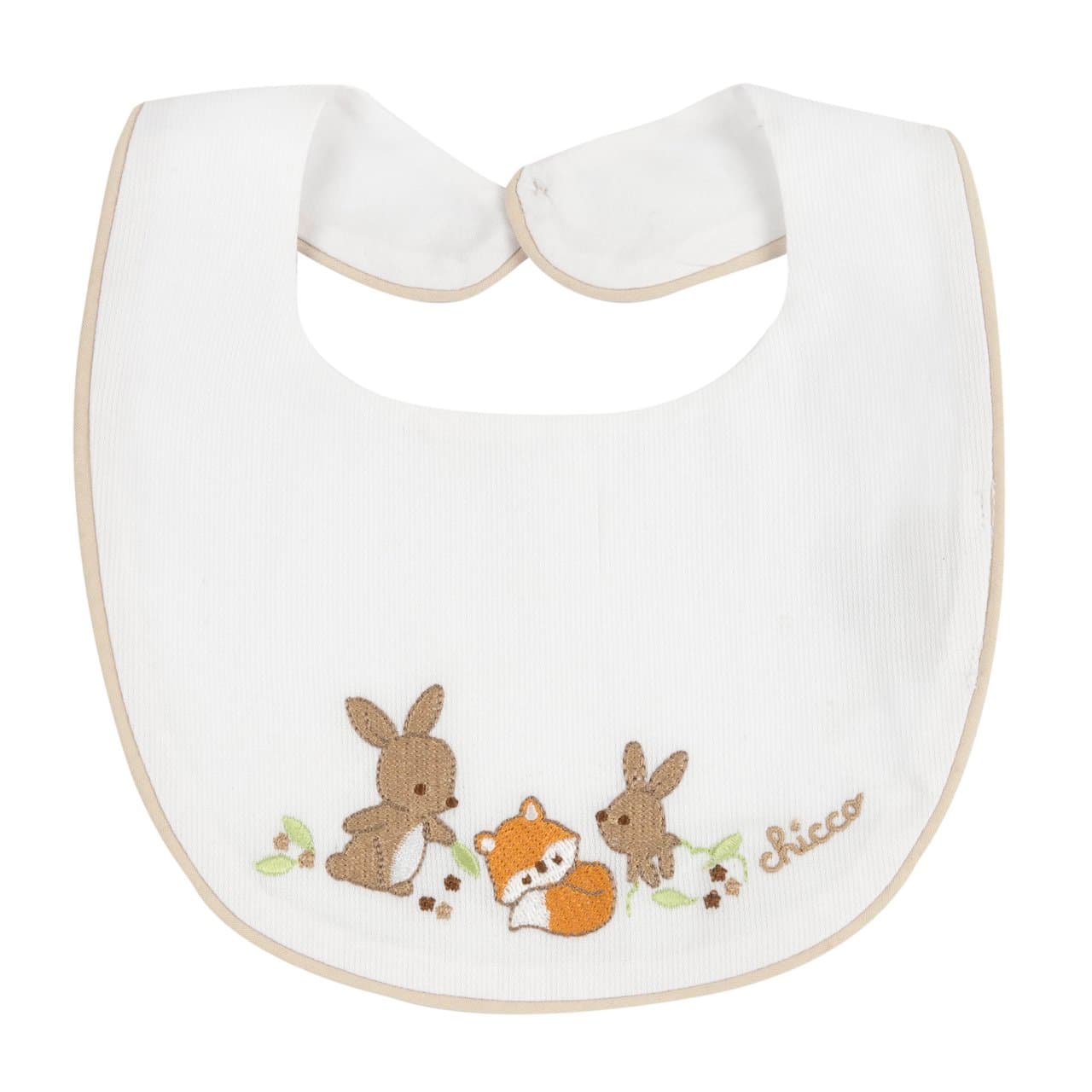 Bavaglino unisex Chicco in piquet bianco con ricamo, foderato in popeline e chiusura a bottoncino, ideale per autunno/inverno. | Chicco