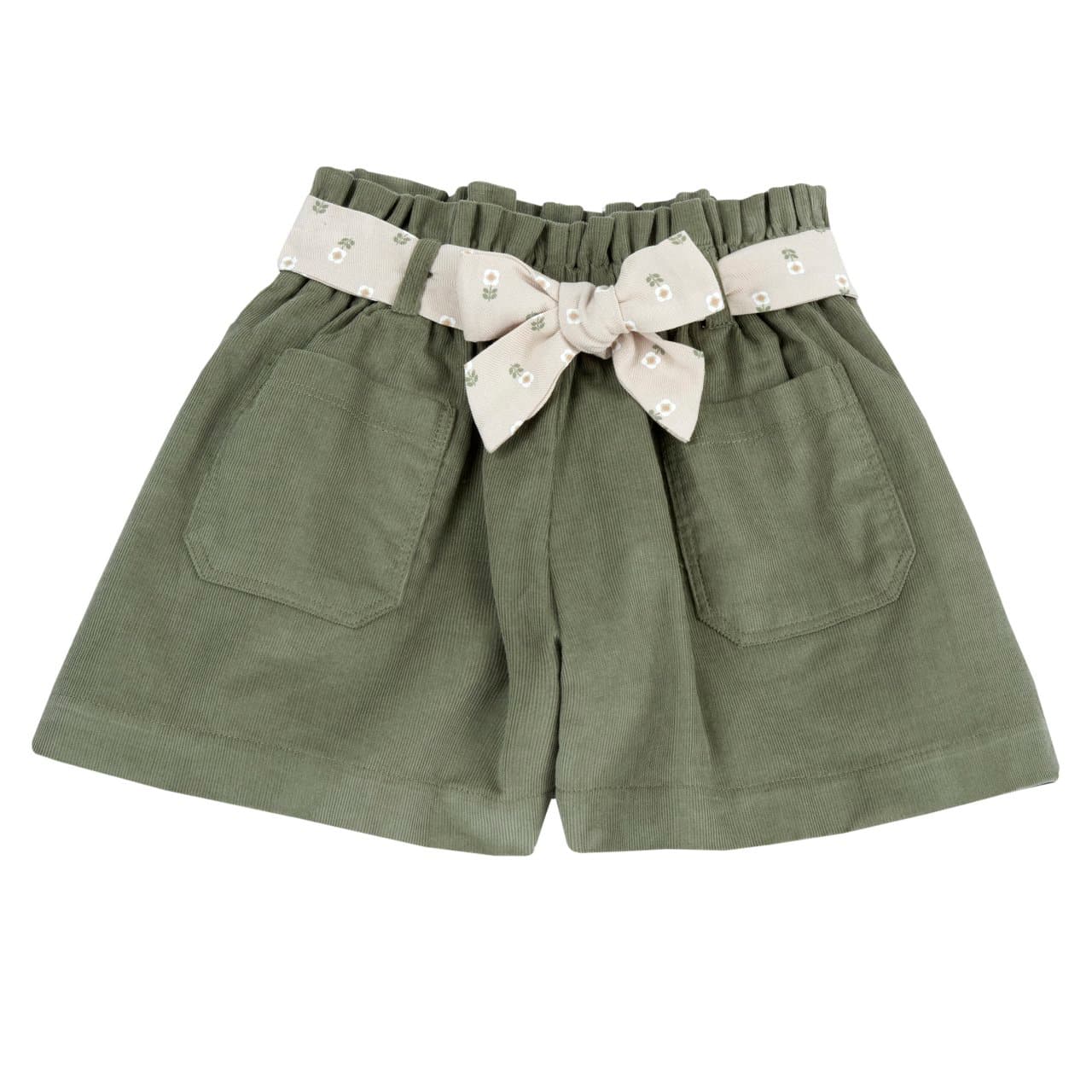 Pantaloni corti da bambina Chicco in velluto a coste sottili di cotone verde, con vita elasticizzata e fusciacca a fiorellini. | Chicco