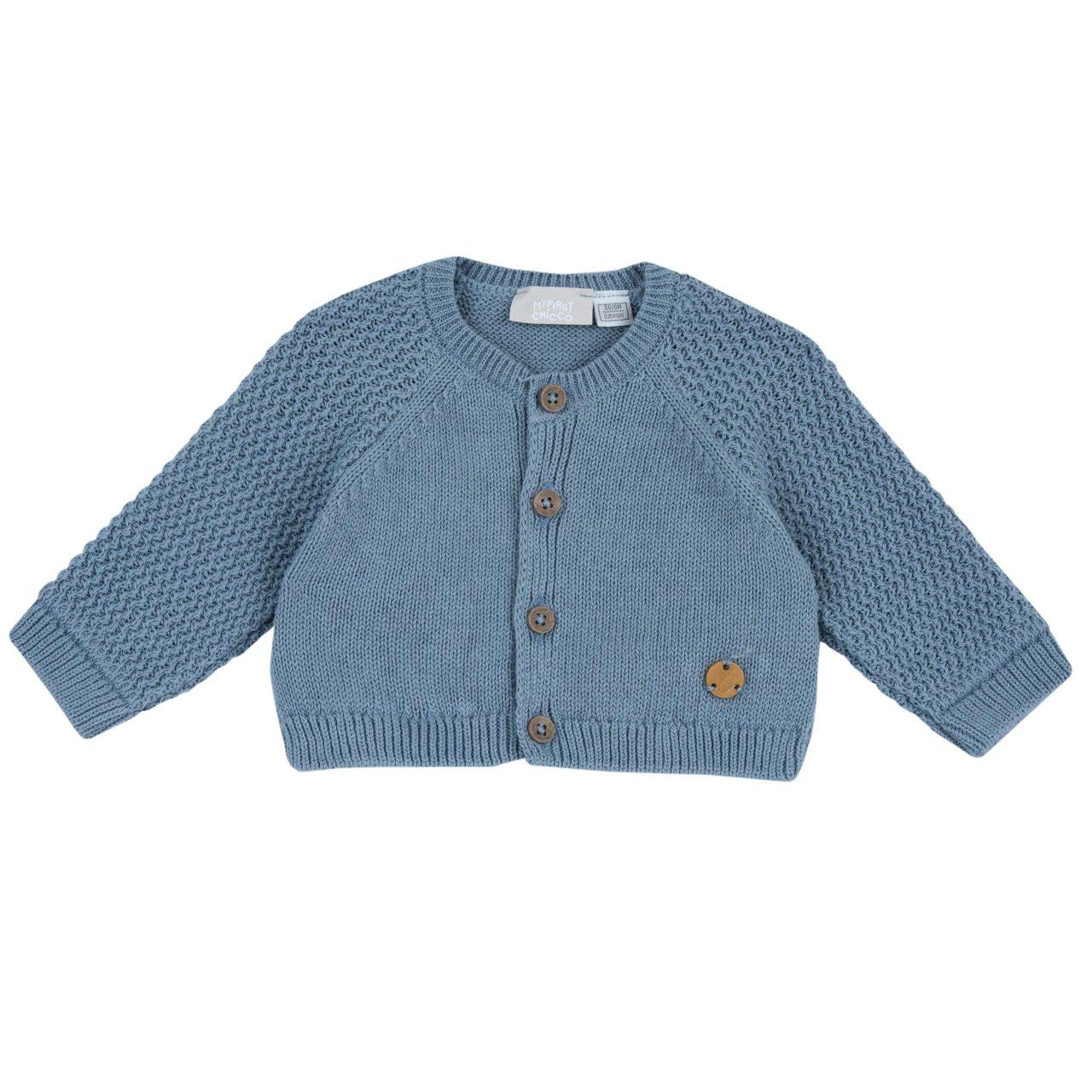 Cardigan azzurro in maglia di cotone mano calda Chicco per neonato, con lavorazione a punti decorativi, medaglietta effetto legno e chiusura frontale con bottoni. | Chicco