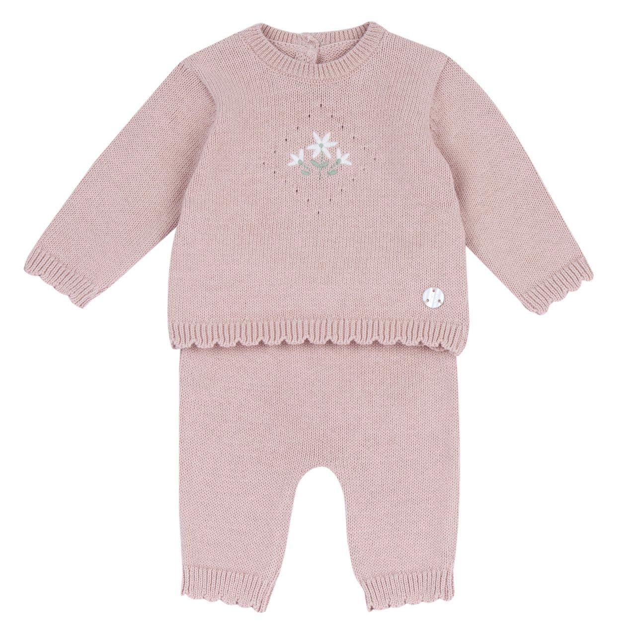 Completo in maglia Chicco rosa per bambina, composto da maglia in cotone mano calda con lavorazione a punti, ricamo e medaglietta madreperla, abbinata a pantaloni senza piedini. | Chicco
