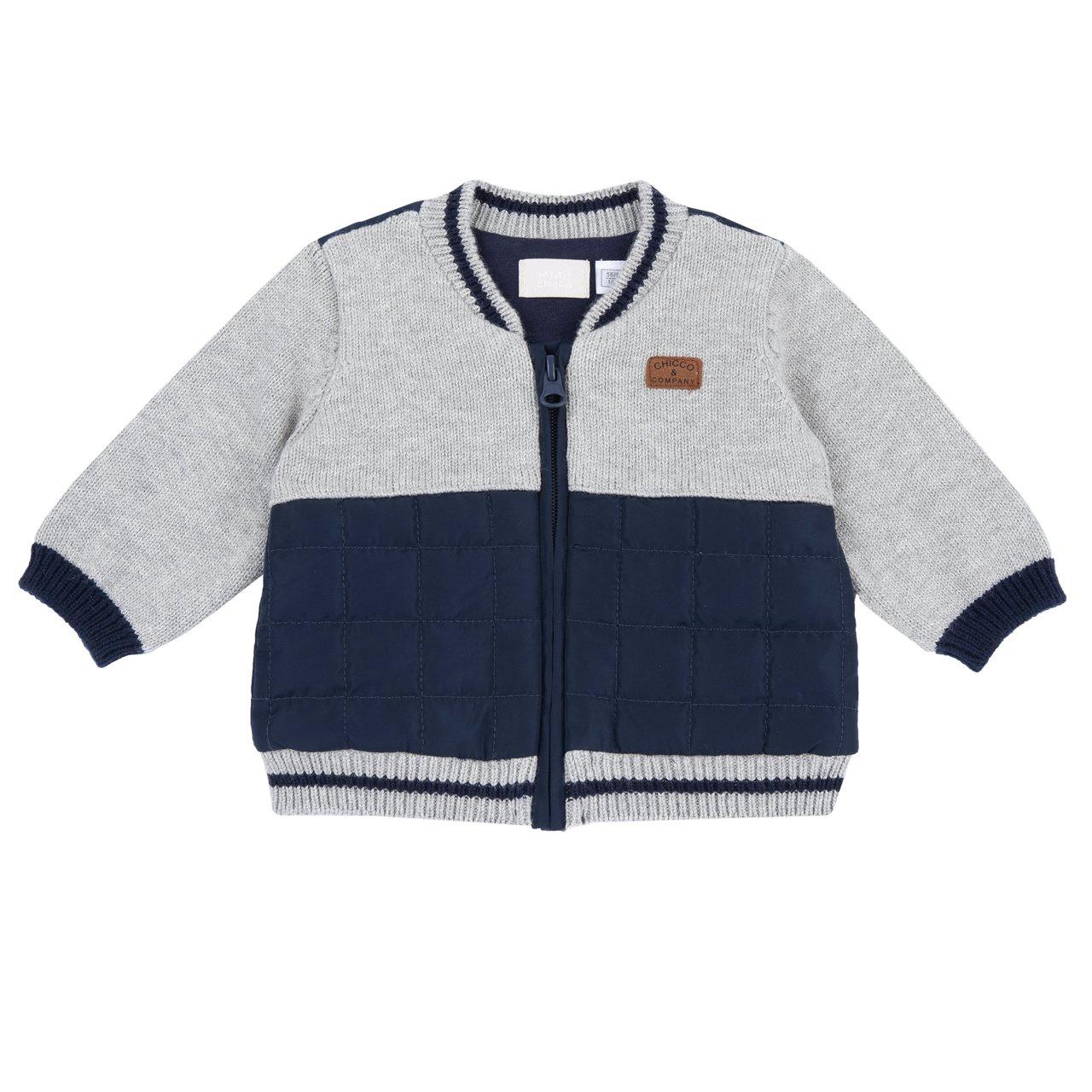 Cardigan girocollo Chicco in maglia mélange grigia di misto cotone e lana, con dettagli blu e inserti trapuntati. | Chicco