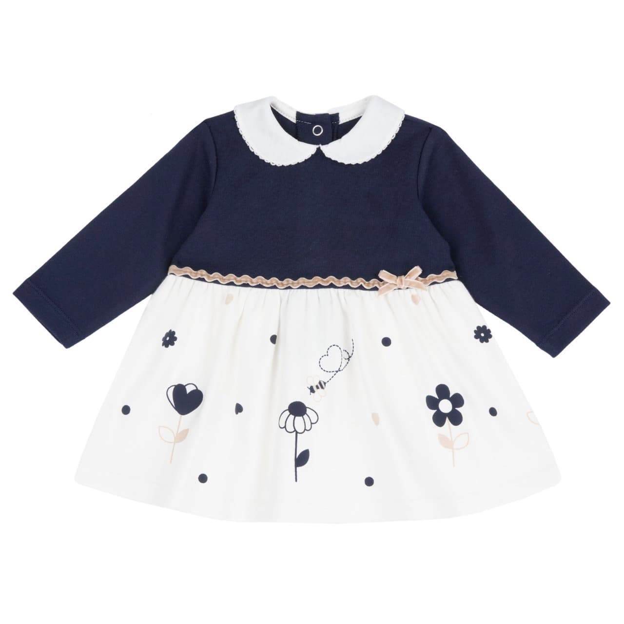 Vestito a maniche lunghe Chicco bianco per bambina in interlock elasticizzato con collo baby, nastro a serpentina, fiocco in velluto e stampa di fiori, cuori e api sul fondo. | Chicco