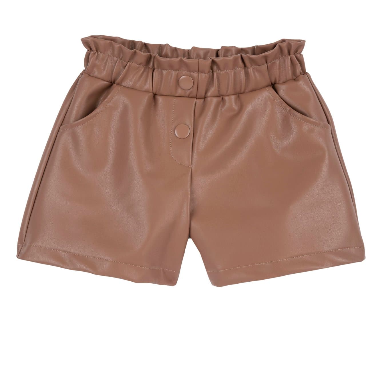 Pantaloni corti da bambina Chicco in tessuto spalmato marrone, con vita elasticizzata e finte tasche anteriori, ideali per l'autunno/inverno. | Chicco