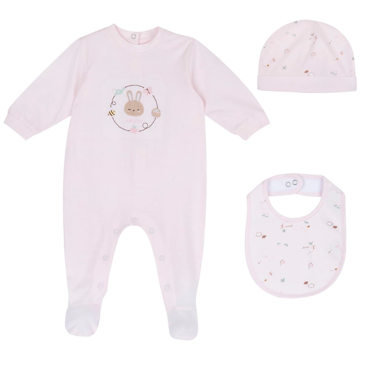 Set Regalo Con Tutina Cappello E Bavaglino | Chicco Set regalo Chicco per bambina con tutina rosa in cotone sostenibile, cappellino regolabile e bavaglino, ideale per primavera/estate. | Chicco