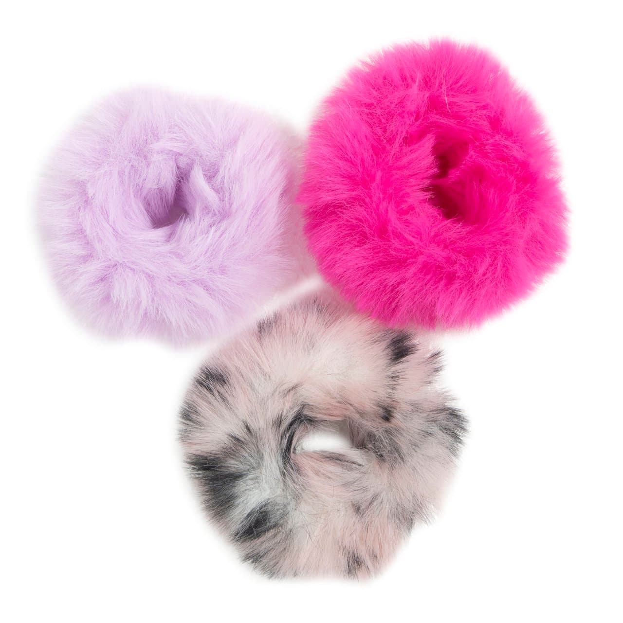 Confezione Di Tre Elastici Per Capelli Pelosi | Chicco Confezione di tre elastici per capelli Chicco da bambina con motivo maculato in rosa, fucsia e lilla, rivestiti in morbido pelo effetto volume. | Chicco